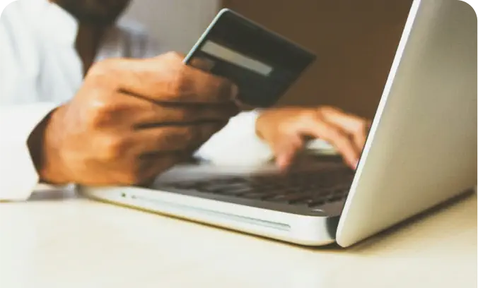 Una persona haciendo una compra online
