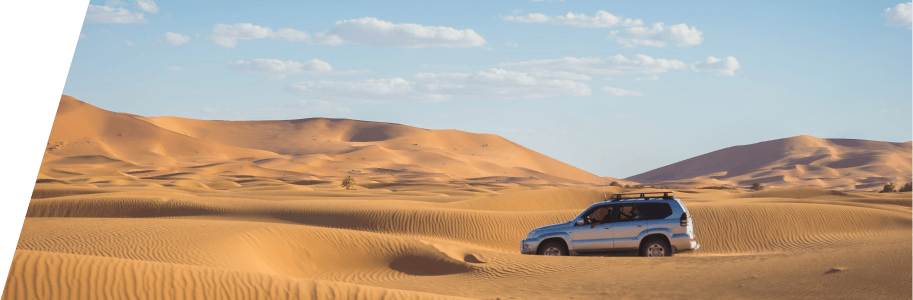 Vehículo todoterreno en dunas del desierto