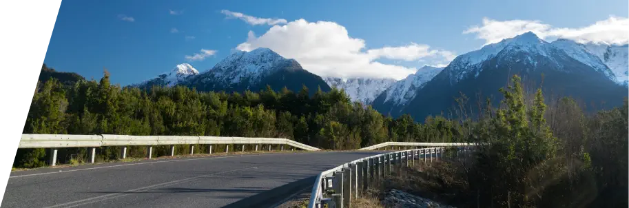 Imagen de carretera con montañas de fondo